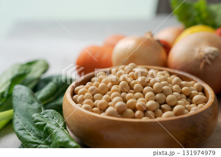 器に入った大豆とたくさんの野菜 131974979