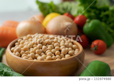 器に入った大豆とたくさんの野菜 131974980