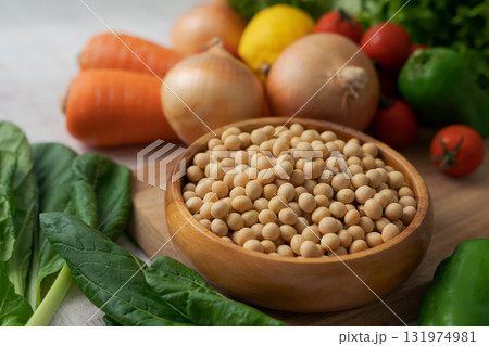 器に入った大豆とたくさんの野菜 131974981