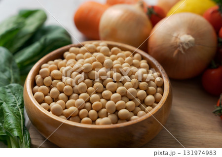 器に入った大豆とたくさんの野菜 131974983