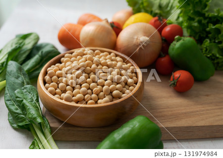 器に入った大豆とたくさんの野菜 131974984