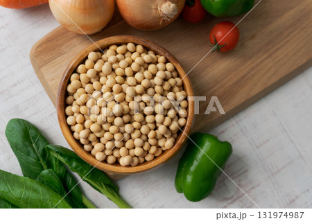 器に入った大豆とたくさんの野菜 131974987