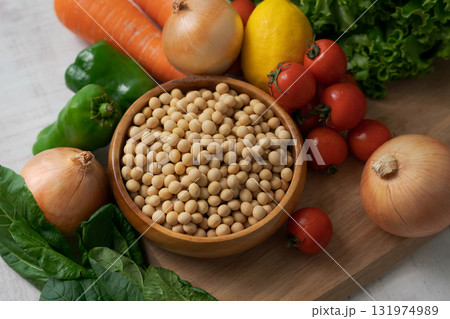 器に入った大豆とたくさんの野菜 131974989