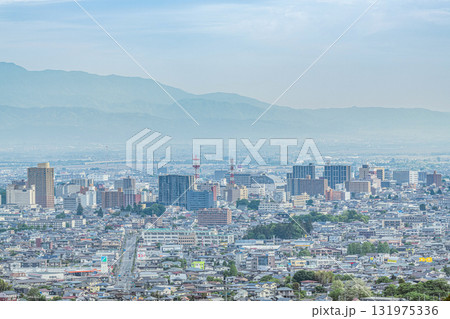 山形県山形市　高台から望む春の山形市の街並み 131975336