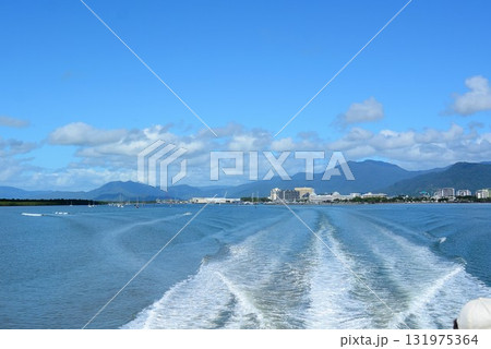 グレートバリアリーフに向かう観光船の波しぶき グレートバリアリーフに向かう観光船の波しぶき 131975364