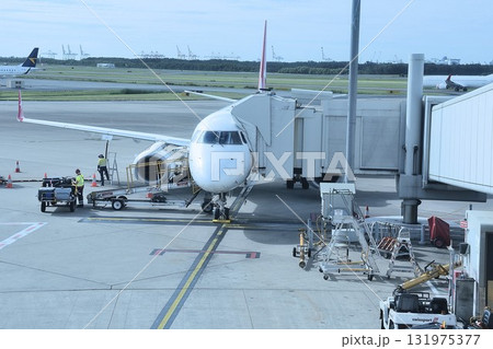 空港で乗客待ちをする飛行機 空港で乗客待ちをする飛行機 131975377
