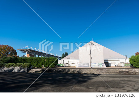 大蔵運動公園の総合運動場体育館と総合運動場陸上競技場周辺を散策 秋晴れの青空 東京都世田谷区大蔵 大蔵運動公園の総合運動場体育館と総合運動場陸上競技場周辺を散策 秋晴れの青空 東京都世田谷区大蔵 131976126