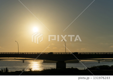 朝陽を浴びる赤江大橋 131976283