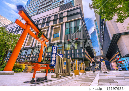 日本の東京都市景観 日本橋室町・ビルの谷間の福徳神社などを望む 131976284