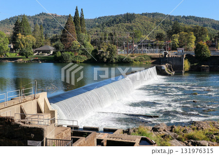 アメリカ合衆国オレゴン州を流れるノース・アンプクア川に架かるウィンチェスターダム アメリカ合衆国オレゴン州を流れるノース・アンプクア川に架かるウィンチェスターダム 131976315