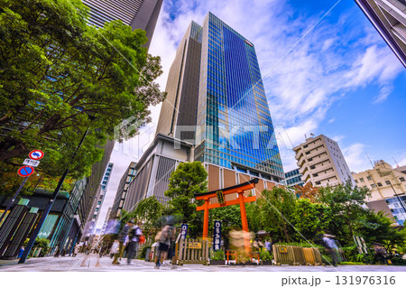 日本の東京都市景観 日本橋室町・ビルの谷間の福徳神社などを望む 131976316