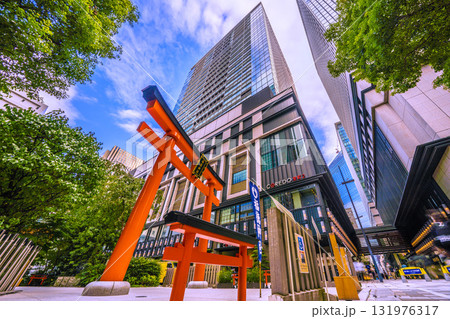 日本の東京都市景観 日本橋室町・ビルの谷間の福徳神社などを望む。右奥に再開発のビル… 日本の東京都市景観 日本橋室町・ビルの谷間の福徳神社などを望む。右奥に再開発のビル… 131976317