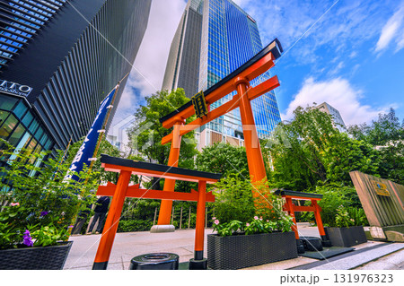 日本の東京都市景観 日本橋室町・ビルの谷間の福徳神社などを望む 131976323