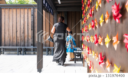 七五三詣　お母さんと男の子（後ろ姿） 131976400