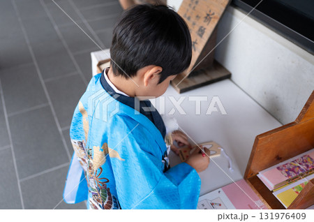 七五三詣　絵馬に願い事を書く男の子 131976409