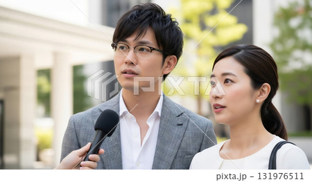 街頭インタビューを受けるカップル 131976511