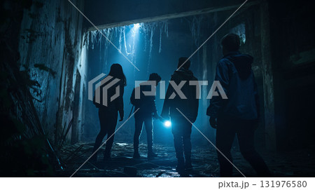 心霊スポットで震える若者たち　恐怖とスリルの真夜中 131976580
