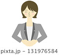 おじぎ・謝罪する女性　ボブ外はね 131976584