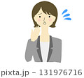 困っている女性　ボブ外はね 131976716