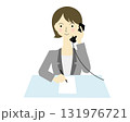 電話対応する女性　ボブ外はね 131976721