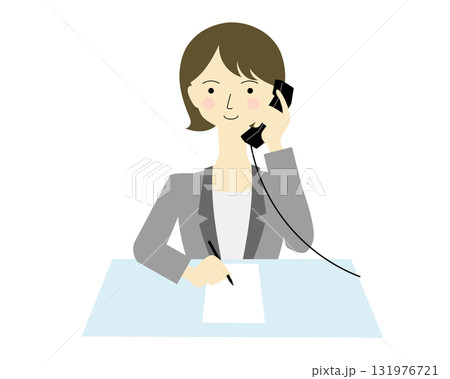 電話対応する女性　ボブ外はね 131976721