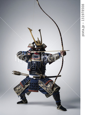 甲冑を着た武将　日本のサムライ　弓を引く 131978508