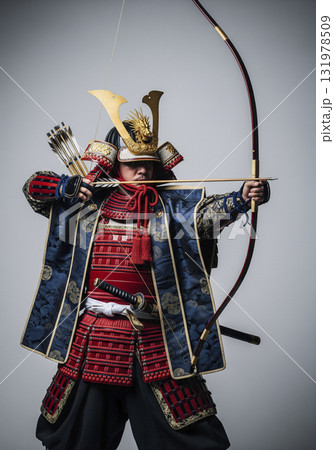 甲冑を着た武将 日本のサムライ 弓を引く 甲冑を着た武将 日本のサムライ 弓を引く 131978509