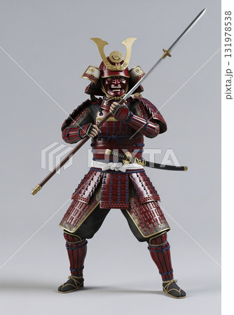 甲冑を着た武将 日本のサムライ 槍を構える 甲冑を着た武将 日本のサムライ 槍を構える 131978538