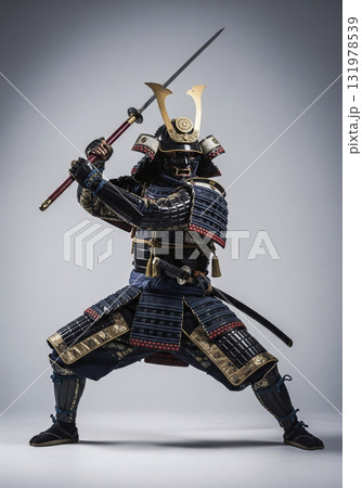 甲冑を着た武将　日本のサムライ　薙刀を構える 131978539