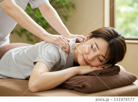 極上のリラクゼーションで癒される女性 131978577