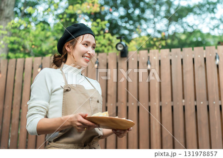 おしゃれなカフェで働くエプロン姿の若いアジア人女性 おしゃれなカフェで働くエプロン姿の若いアジア人女性 131978857