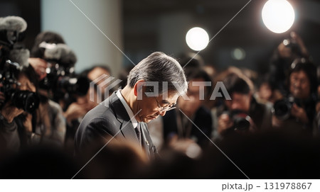 謝罪会見をする男性 131978867