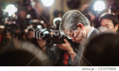 謝罪会見をする男性 謝罪会見をする男性 131978868