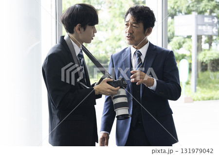 カメラマンとビジネスマン 131979042