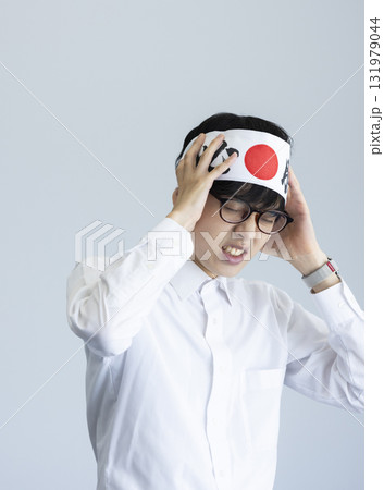 頭を抱える受験生 131979044