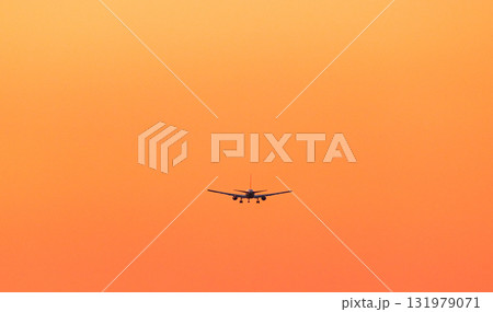 夕方のオレンジ色に染まった空と飛行機 夕方のオレンジ色に染まった空と飛行機 131979071