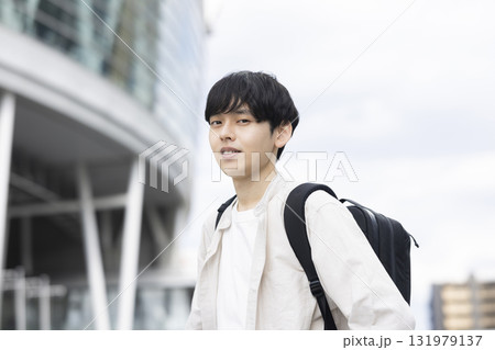 旅行に行く若い男性 131979137