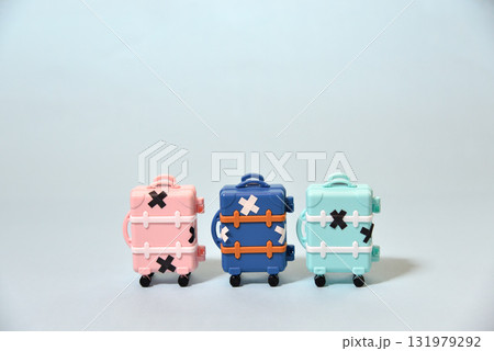 捨てられたキャリーバッグ（ゴミ問題）イメージ 131979292