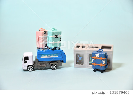 捨てられたキャリーバッグ（ゴミ問題）イメージ 131979403