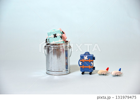 捨てられたキャリーバッグ（ゴミ問題）イメージ 131979475