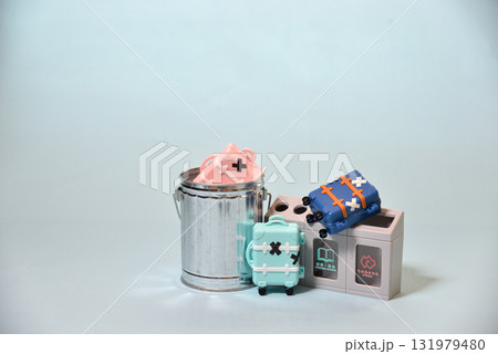 捨てられたキャリーバッグ（ゴミ問題）イメージ 131979480