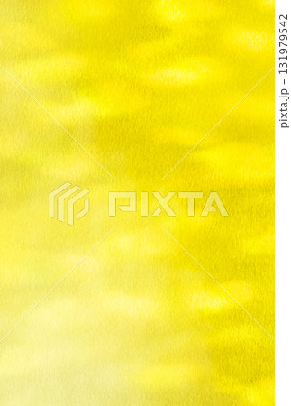 金色に輝くやわらかな光のゆらめき模様の縦長の背景画像b 131979542