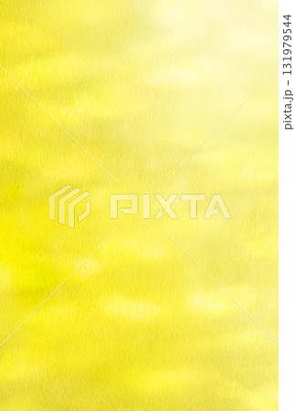 明るい金色に輝くやわらかな光のゆらめき模様の縦長の背景画像c 131979544