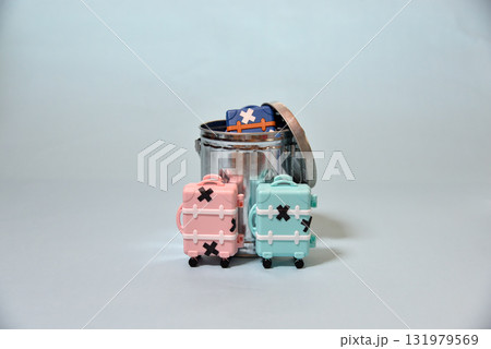 捨てられたキャリーバッグ（ゴミ問題）イメージ 131979569