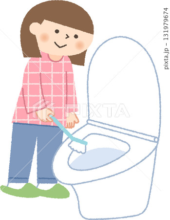 トイレをブラシで掃除する女の子 131979674