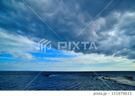江ノ島　湘南大堤防から観た嵐の前の相模湾　乱層雲 131979833