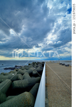 江ノ島　湘南大堤防から観た嵐の前の相模湾　乱層雲 131979835