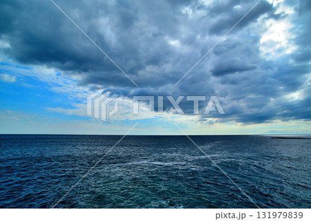 江ノ島　湘南大堤防から観た嵐の前の相模湾　乱層雲 131979839