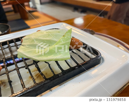 ウインナーにキャベツを被せて焼いてる。焼肉屋の風景。 131979858