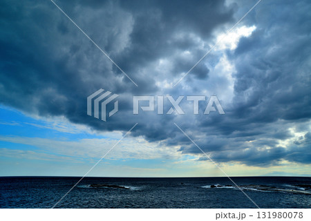 江ノ島　湘南大堤防から観た嵐の前の相模湾　乱層雲 131980078